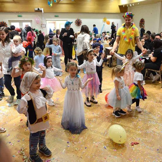 Bild enthält, People, Person, Child, Female, Girl, Celebrating, Adult, Male, Man, Face