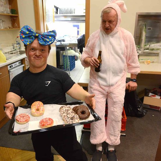 Bild enthält, Dining Table, Table, Dining Room, Meal, Person, Photography, Portrait, Dish, Wood, Woman