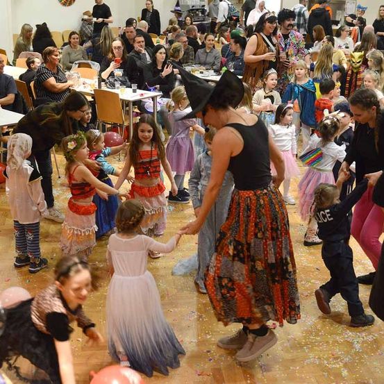 Bild enthält, People, Person, Adult, Female, Woman, Child, Girl, Boy, Male, Party