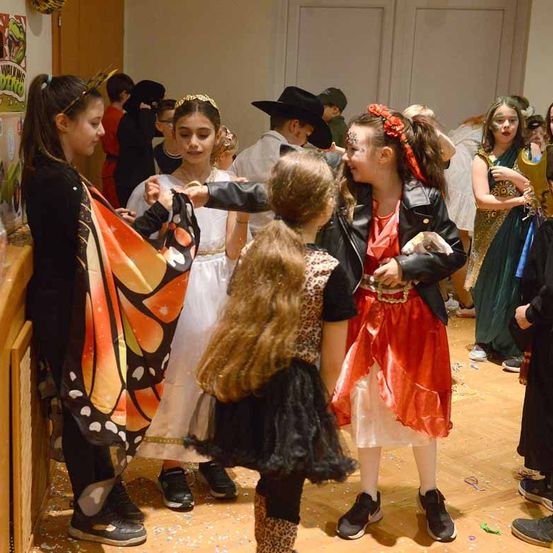 Bild enthält, Person, Adult, Bride, Female, Woman, Festival, Halloween, Shoe, People, Face