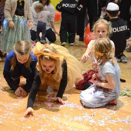 Bild enthält, Child, Female, Girl, Person, Adult, Woman, People, Boy, Male, Shoe