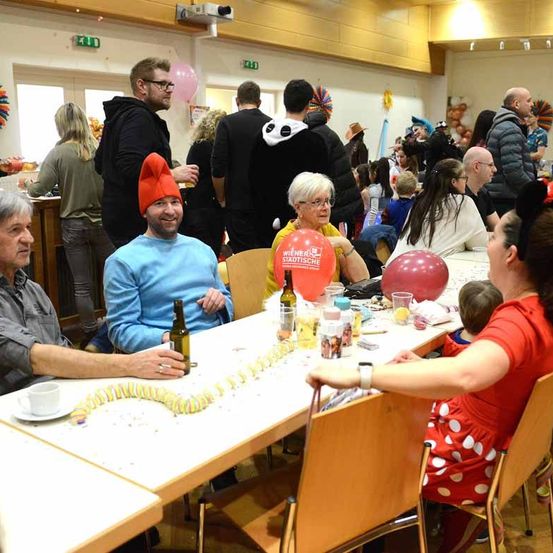 Bild enthält, People, Person, Cafeteria, Restaurant, Adult, Female, Woman, Male, Man, Dining Table