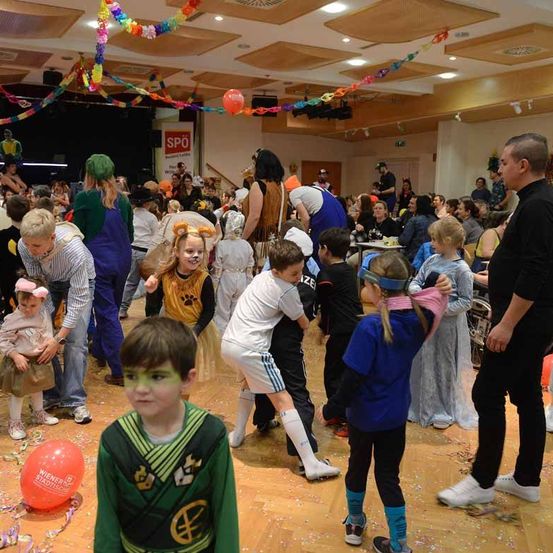 Bild enthält, People, Person, Adult, Male, Man, Boy, Child, Party, Balloon, Face