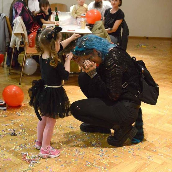 Bild enthält, Child, Female, Girl, Person, Floor, Flooring, People, Shoe, Skirt, Dancing