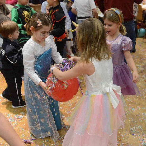 Bild enthält, People, Person, Child, Female, Girl, Dress, Boy, Male, Adult, Man