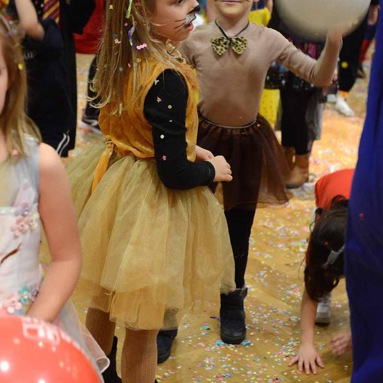 Bild enthält, People, Person, Balloon, Child, Female, Girl, Costume, Face, Photography, Portrait