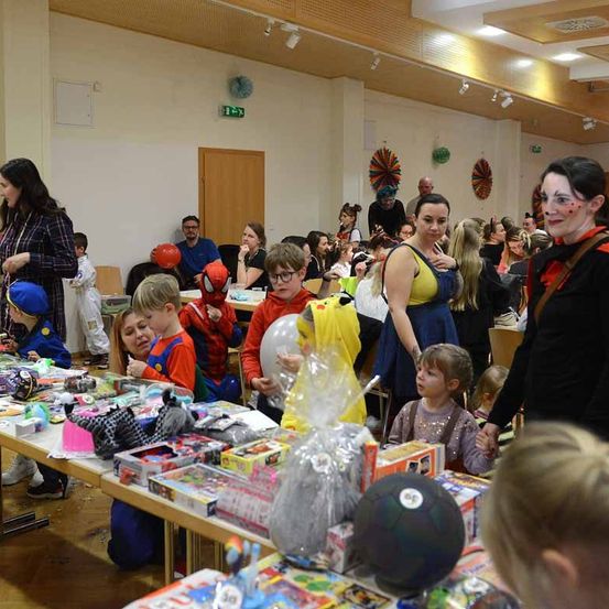 Bild enthält, People, Person, Adult, Female, Woman, Male, Man, Child, Girl, Cafeteria