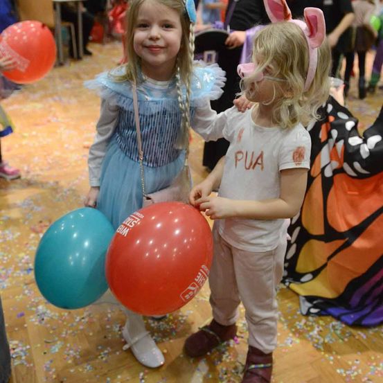 Bild enthält, Person, Photography, Portrait, Balloon, People, Shelter, Child, Female, Girl, Dress