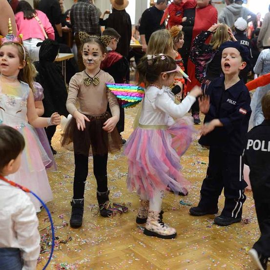 Bild enthält, People, Person, Child, Female, Girl, Boy, Male, Adult, Woman, Shoe