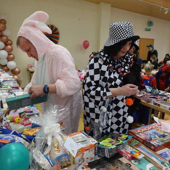 Bild enthält, People, Person, Adult, Female, Woman, Indoors, Face, Market, Baby, Hat