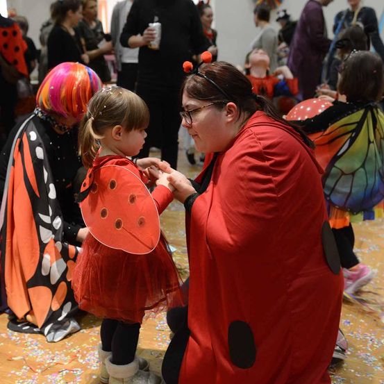 Bild enthält, Child, Female, Girl, Person, Adult, Woman, People, Male, Man, Face