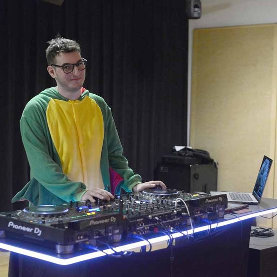 Bild enthält, Boy, Male, Person, Teen, Laptop, Pc, Face, Dj, Accessories, Glasses