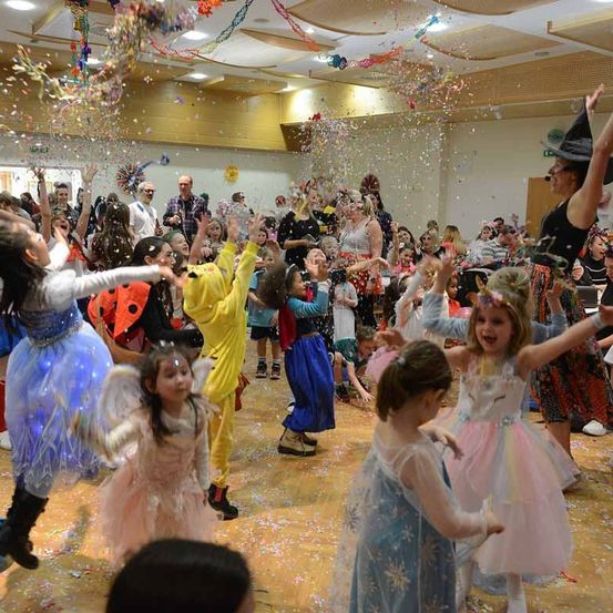 Bild enthält, People, Person, Celebrating, Child, Female, Girl, Adult, Woman, Face, Fun