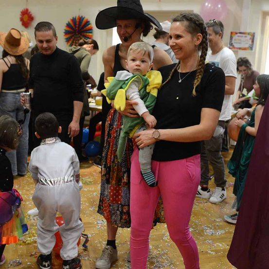 Bild enthält, People, Person, Adult, Female, Woman, Hat, Boy, Child, Male, Man