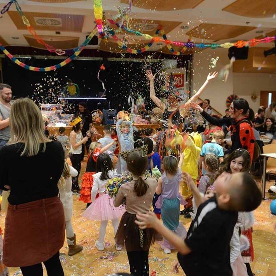 Bild enthält, People, Person, Celebrating, Adult, Female, Woman, Child, Girl, Party, Shoe