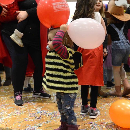 Bild enthält, People, Person, Adult, Female, Woman, Balloon, Shorts, Hat, Shoe, Baby