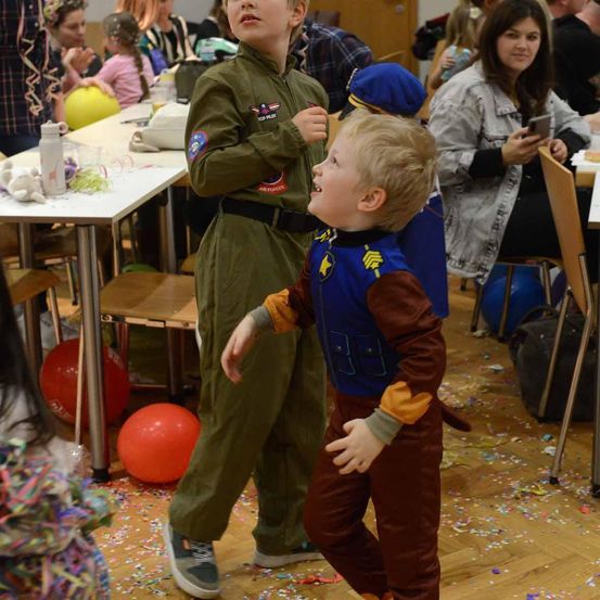 Bild enthält, People, Person, Adult, Female, Woman, Balloon, Boy, Child, Male, Pants