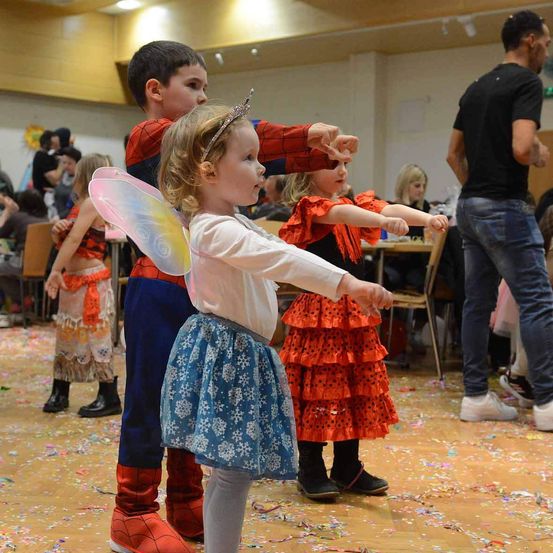 Bild enthält, People, Person, Child, Female, Girl, Dancing, Portrait, Adult, Male, Man