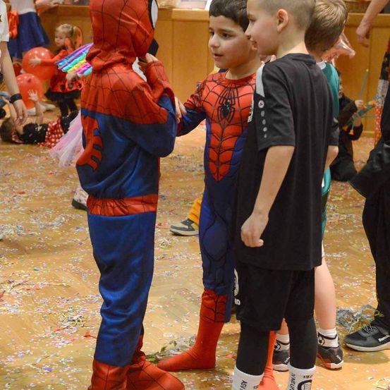 Bild enthält, Shoe, Person, Portrait, Boy, Child, Male, Female, Girl, Sneaker, Costume