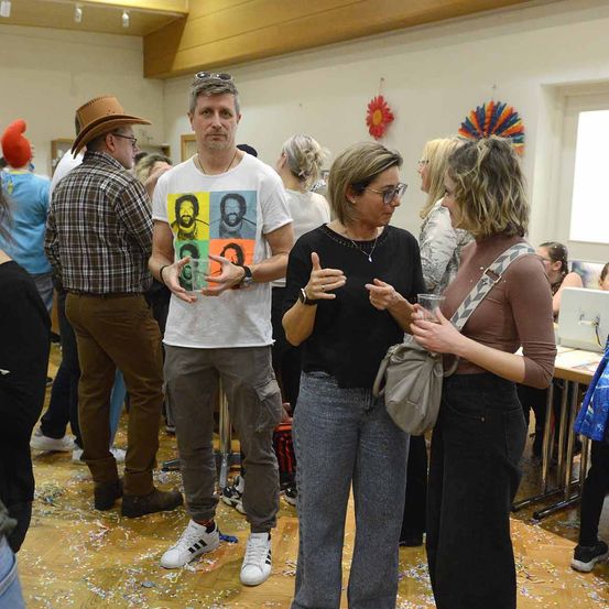 Bild enthält, Pants, T-Shirt, Jeans, Person, Boy, Male, Teen, Adult, Man, Hat