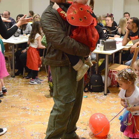 Bild enthält, Person, Photography, Portrait, People, Balloon, Hat, Child, Female, Girl, Shelter