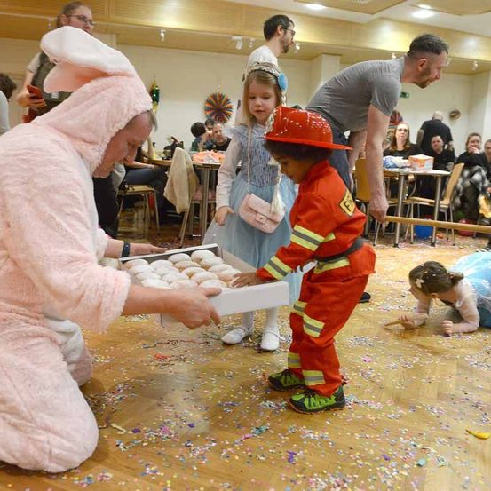 Bild enthält, Person, Boy, Child, Male, Adult, Man, Female, Girl, Bride, Woman