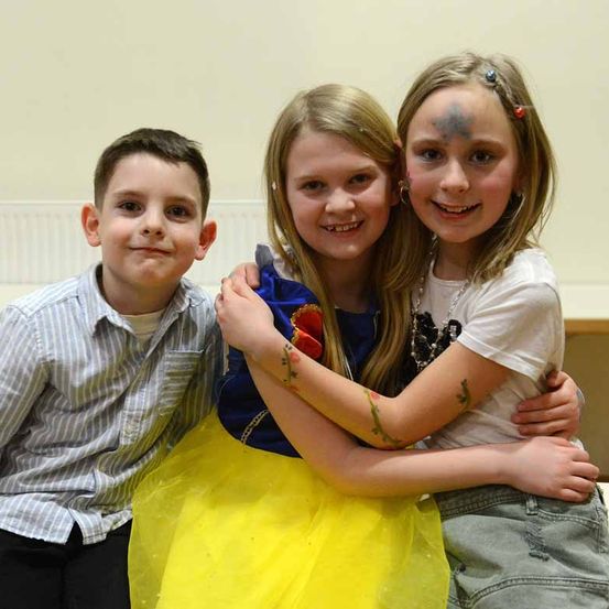 Bild enthält, Person, Photography, Portrait, Blouse, People, Pants, Boy, Child, Male, T-Shirt