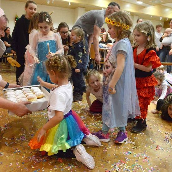 Bild enthält, People, Person, Child, Female, Girl, Adult, Male, Man, Celebrating, Face