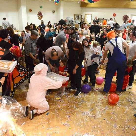 Bild enthält, People, Person, Adult, Female, Woman, Celebrating, Male, Man, Shoe, Face