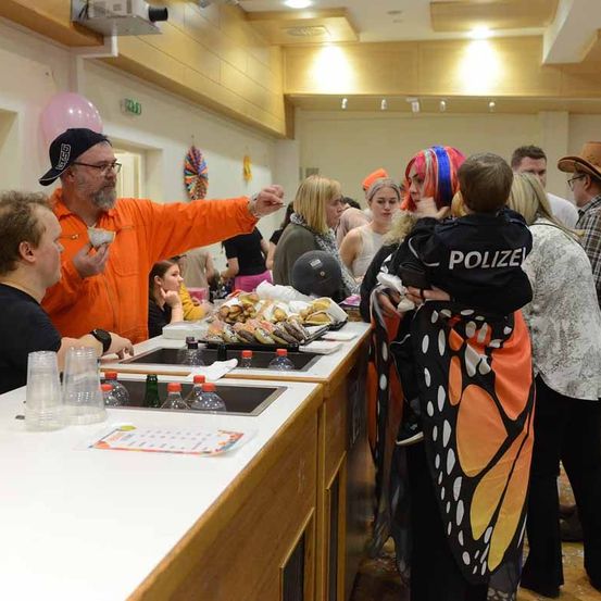 Bild enthält, Cafeteria, Restaurant, People, Person, Adult, Male, Man, Child, Female, Girl