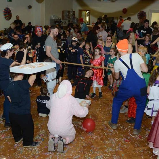 Bild enthält, People, Person, Adult, Female, Woman, Jeans, Urban, Baby, Male, Man