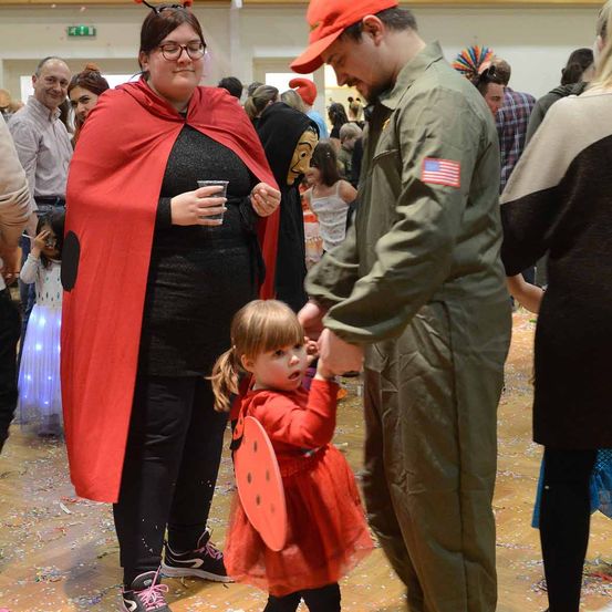 Bild enthält, Coat, Person, Photography, Portrait, People, Costume, Jacket, Pants, Child, Female