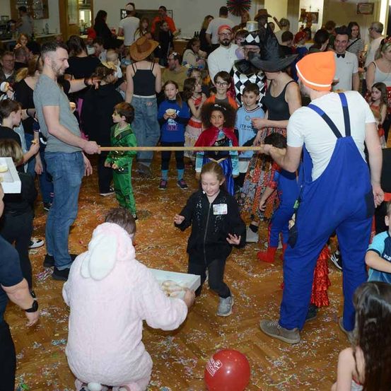 Bild enthält, People, Person, Child, Female, Girl, Adult, Male, Man, Jeans, Baby