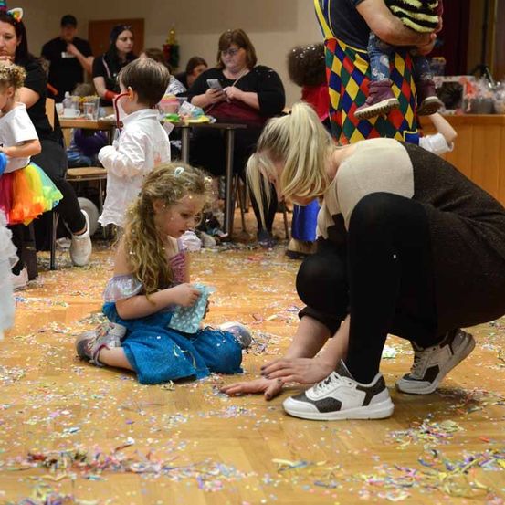 Bild enthält, Adult, Female, Person, Woman, People, Child, Girl, Boy, Male, Shoe