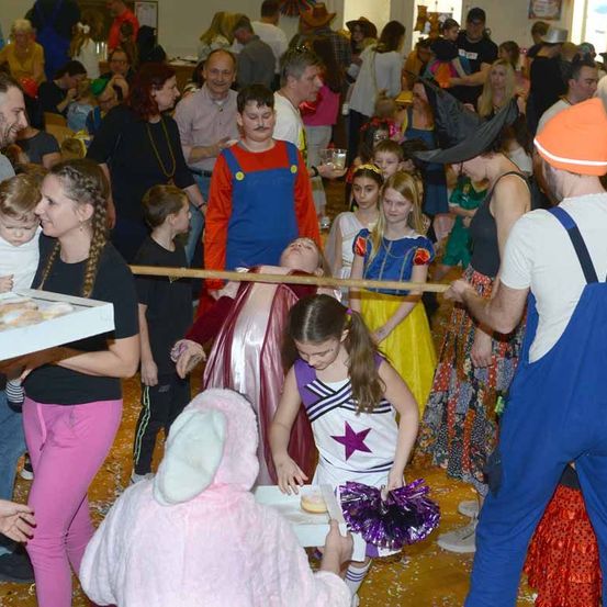 Bild enthält, People, Person, Dress, Child, Female, Girl, Adult, Male, Man, Woman