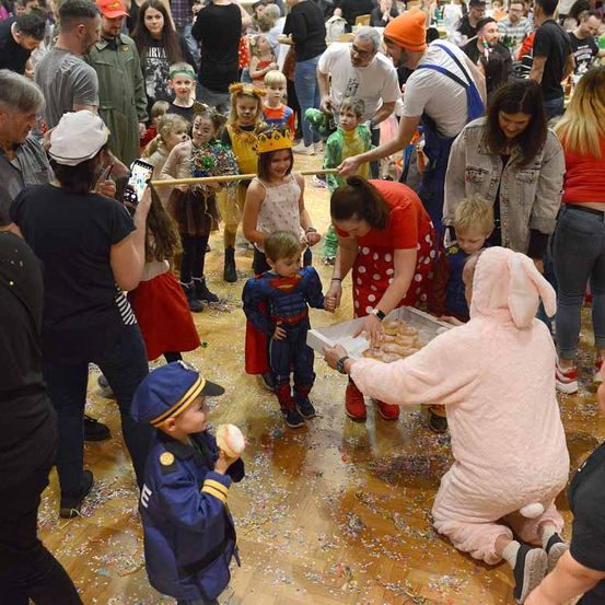 Bild enthält, People, Person, Adult, Female, Woman, Male, Man, Boy, Child, Shoe