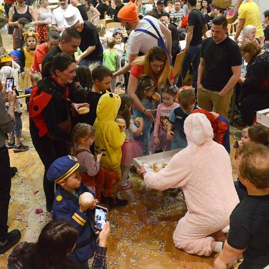 Bild enthält, People, Person, Adult, Male, Man, Female, Woman, Face, Market, Bazaar