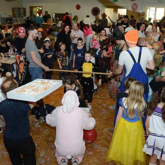 Bild enthält, People, Person, Child, Female, Girl, Adult, Male, Man, Baby, Urban