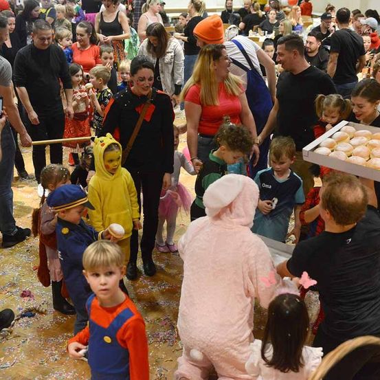 Bild enthält, People, Person, Adult, Female, Woman, Boy, Child, Male, Man, Baseball (Ball)