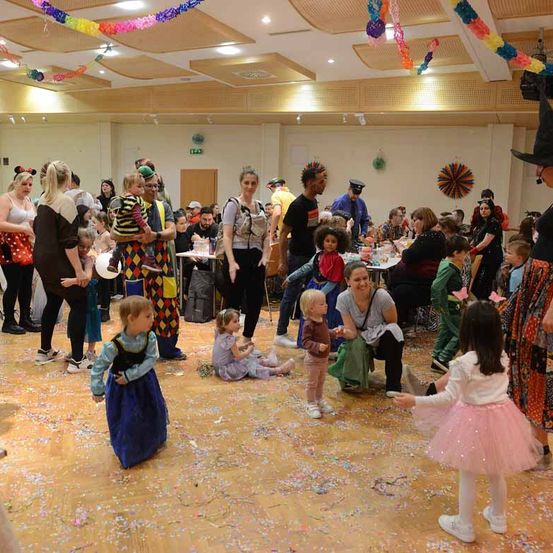 Bild enthält, People, Person, Adult, Female, Woman, Child, Girl, Male, Man, Shoe