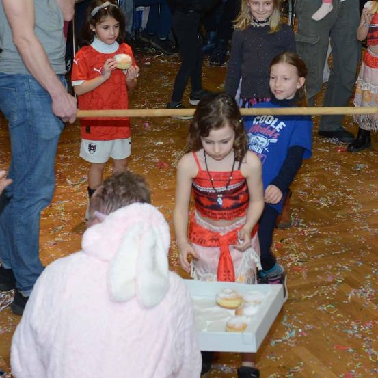 Bild enthält, People, Person, Dress, Portrait, Pants, Child, Female, Girl, Adult, Man