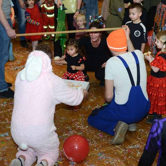 Bild enthält, People, Person, Adult, Female, Woman, Child, Girl, Boy, Male, Man