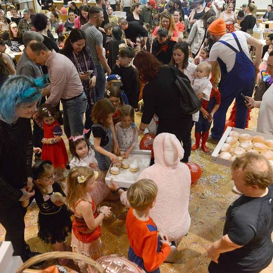 Bild enthält, People, Person, Adult, Female, Woman, Male, Man, Child, Girl, Boy