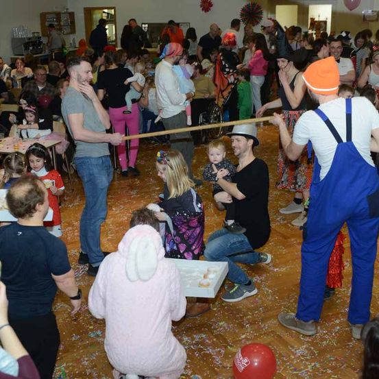 Bild enthält, People, Person, Adult, Male, Man, Jeans, Face, Baby, Urban, Shoe