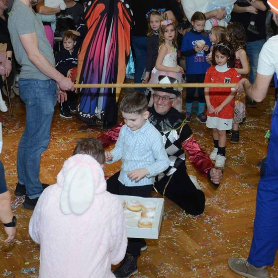 Bild enthält, People, Person, Costume, Adult, Male, Man, Boy, Child, Female, Woman