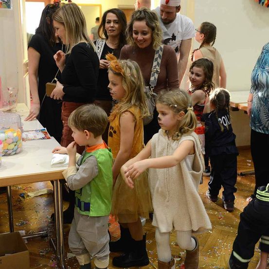 Bild enthält, People, Person, Adult, Female, Woman, Boy, Child, Male, Girl, Portrait