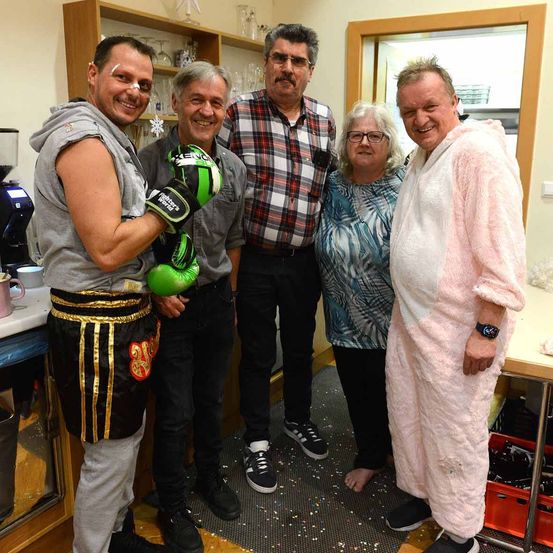 Bild enthält, Pants, Person, Photography, Portrait, Shoe, People, Adult, Male, Man, Floor