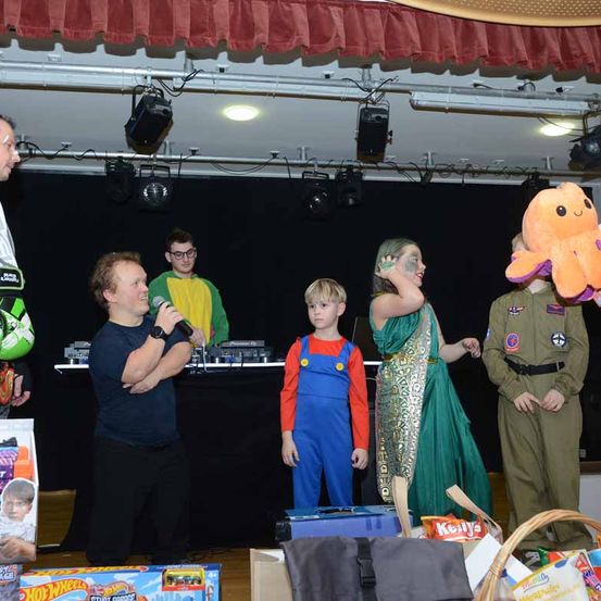 Bild enthält, People, Person, Boy, Child, Male, Adult, Female, Woman, Man, Photography