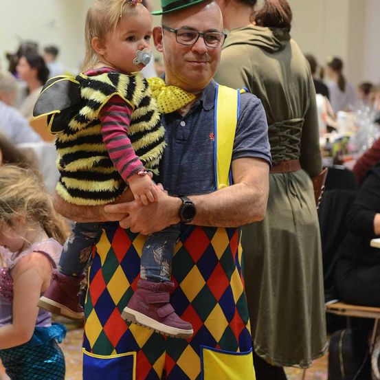 Bild enthält, Person, Photography, Portrait, People, Costume, Pants, Child, Female, Girl, Man