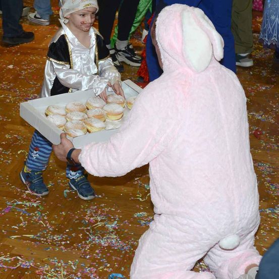 Bild enthält, Person, Jeans, People, Boy, Child, Male, Sweets, Shoe, Face, Baby